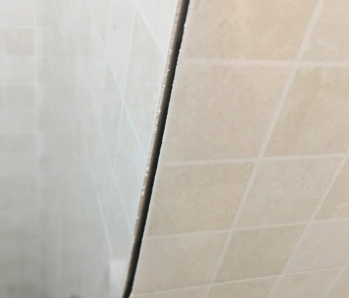 香格里拉瓷砖空鼓维修公司分享阳台瓷砖脱落的修复过程可以分为以下几个步骤
