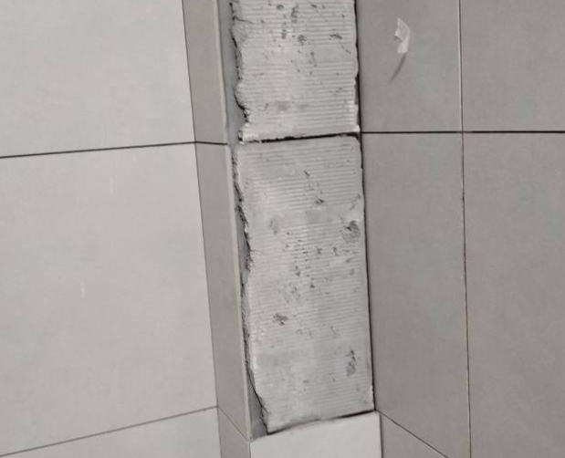 香格里拉瓷砖空鼓维修公司分享下瓷砖施工前基层浇水润湿程度不足，可能导致以下问题