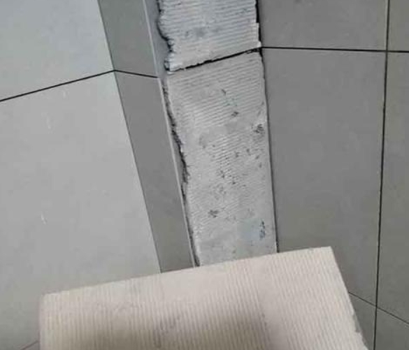 香格里拉瓷砖空鼓维修公司分享下厨房瓷砖脱落的补救措施。